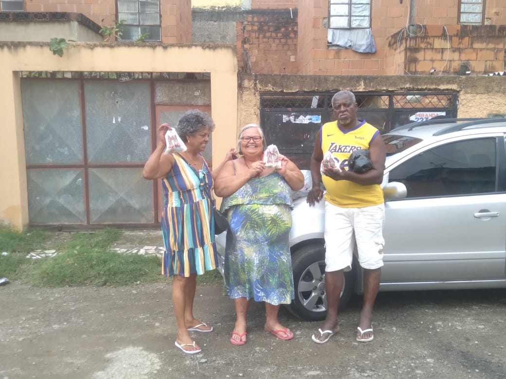 Entrega de doces em Cosmorama durante o dia de São Cosme Damião